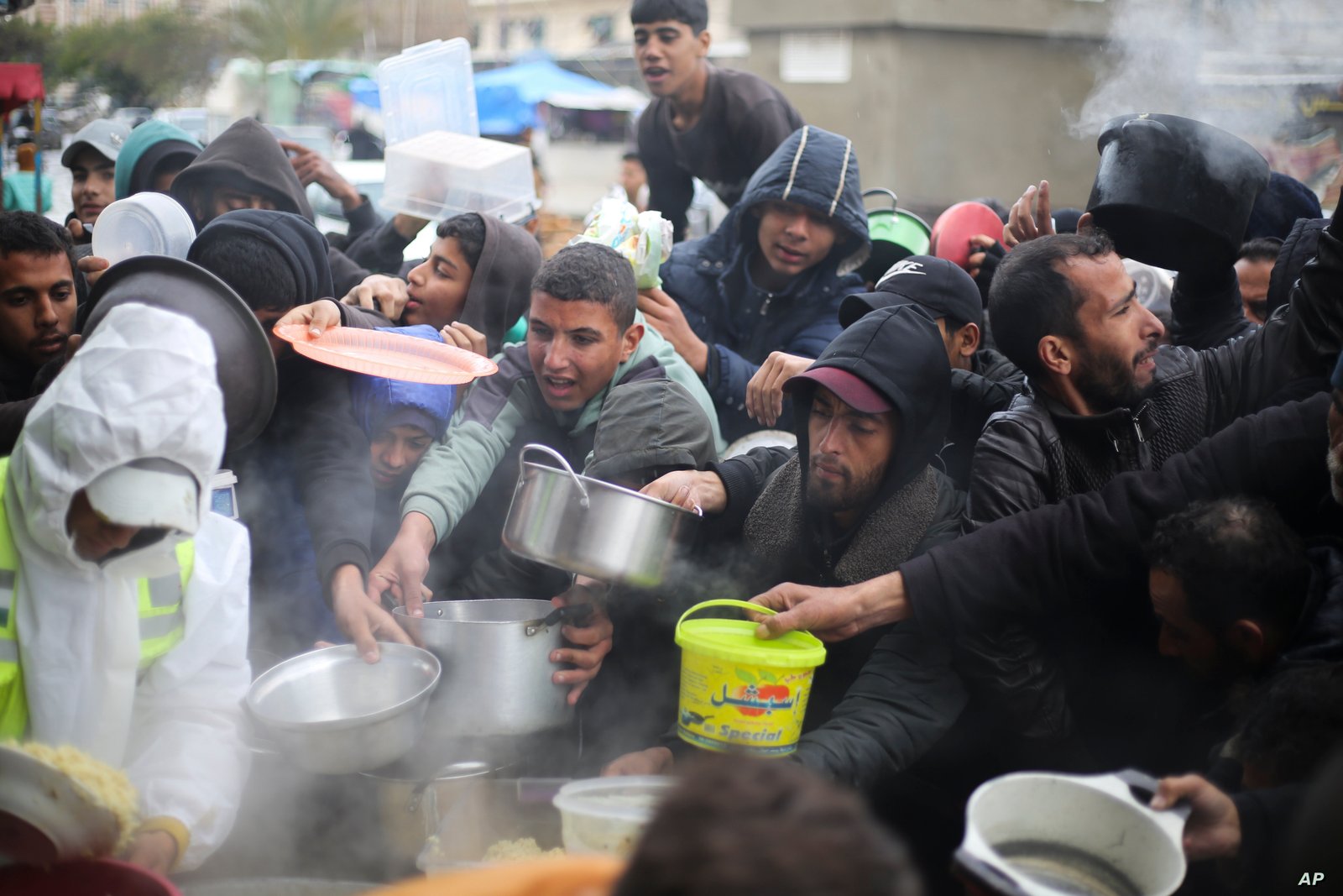 الأونروا: إمدادات الدقيق نفدت ولم يبق في المخازن سوى 250 طردا غذائيا